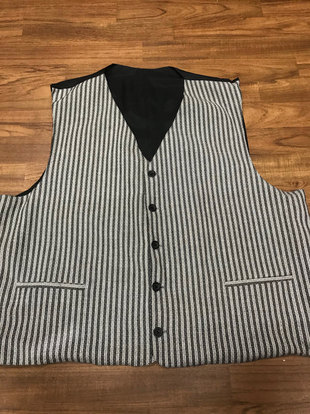 Große Vintage-Herrenweste in Größe 64, schwarz-weiß gestreift, verstellbare Rückseite, klassischer Look mit Nadelstreifen