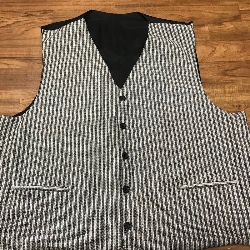 Große Vintage-Herrenweste in Größe 64, schwarz-weiß gestreift, verstellbare Rückseite, klassischer Look mit Nadelstreifen