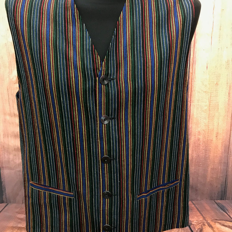 Bunte Herrenweste Vintage gestreift, Größe 52, mit Knopfleiste und zwei Taschen, vor rustikalem Hintergrund