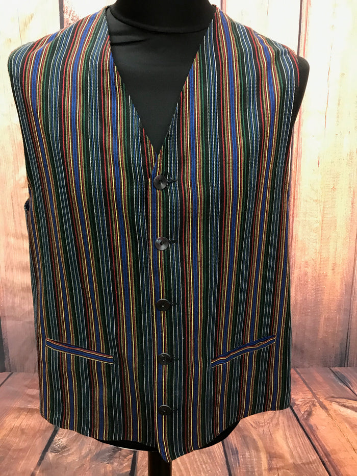 Bunte Herrenweste Vintage gestreift, Größe 52, mit Knopfleiste und zwei Taschen, vor rustikalem Hintergrund