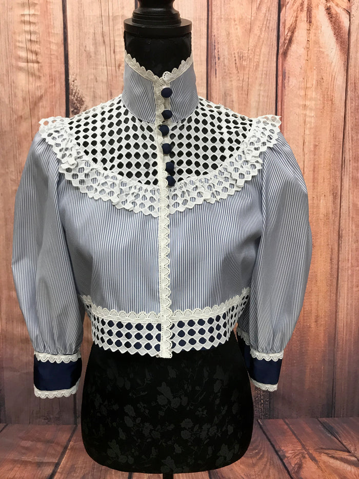 Handgefertigte Vintage-Jacke Gr. 36 in Blau/Weiß mit Lochspitzenbesatz und Stoffknöpfen