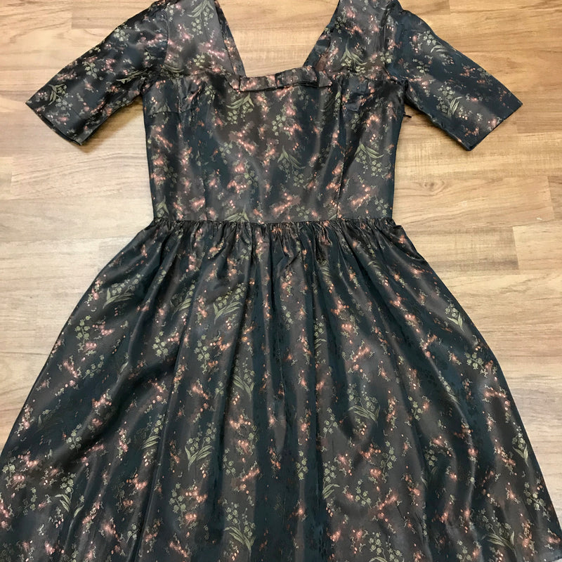Vintage Kleid 50er Jahre mit floralem Muster in Braun, Vorderansicht