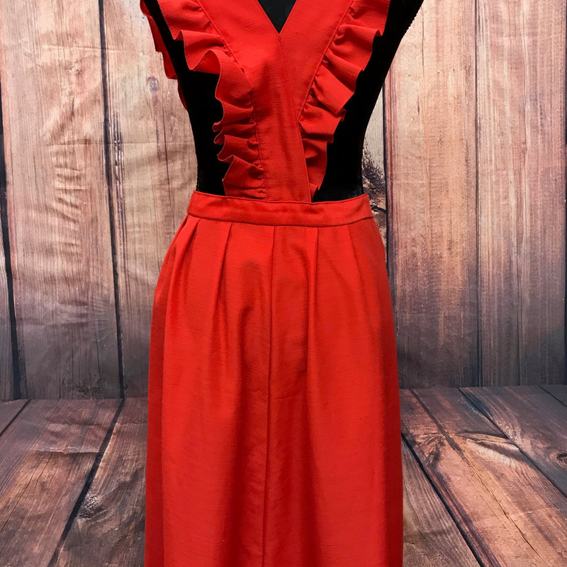 „Rückansicht rotes Vintage Kleid 70er Jahre mit tiefem Rückenausschnitt und Rüschen“