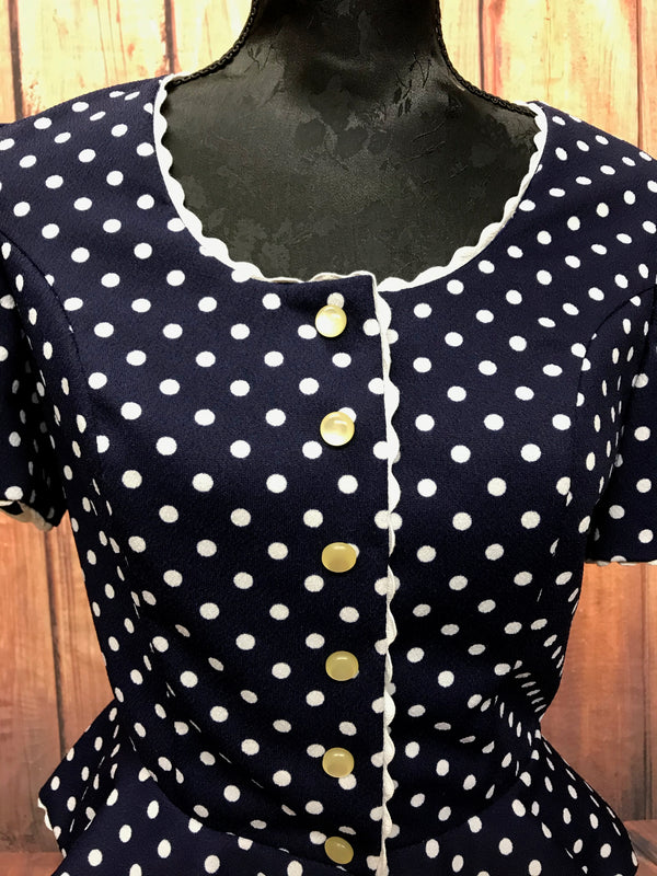 „Vintage 50er Jahre Outfit Damen mit Rock und Schößchen Oberteil Polka Dots, Detailansicht“