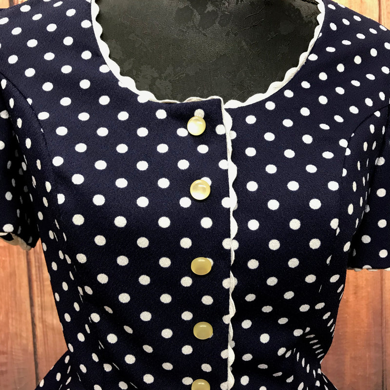 „Vintage 50er Jahre Outfit Damen mit Rock und Schößchen Oberteil Polka Dots, Detailansicht“