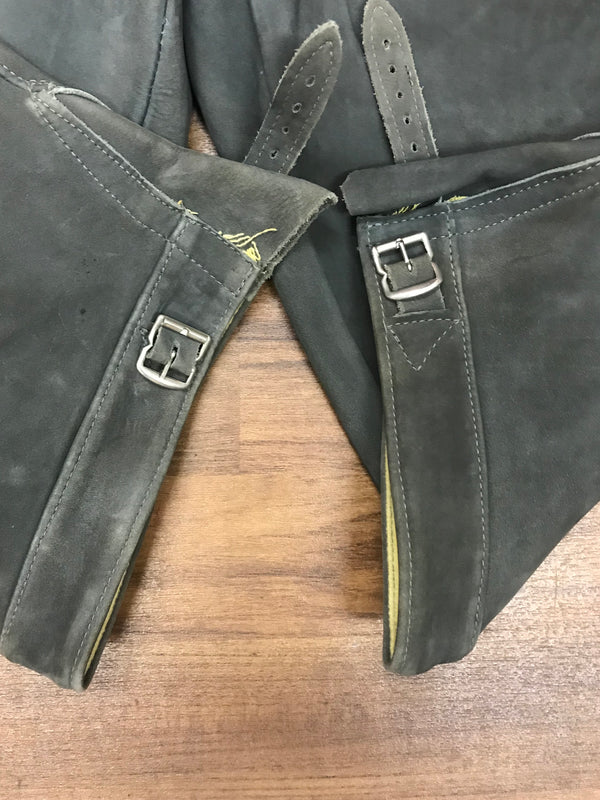 „Detail Kniebundlederhose graues Leder Vintage Patina Schnallenverschluss“