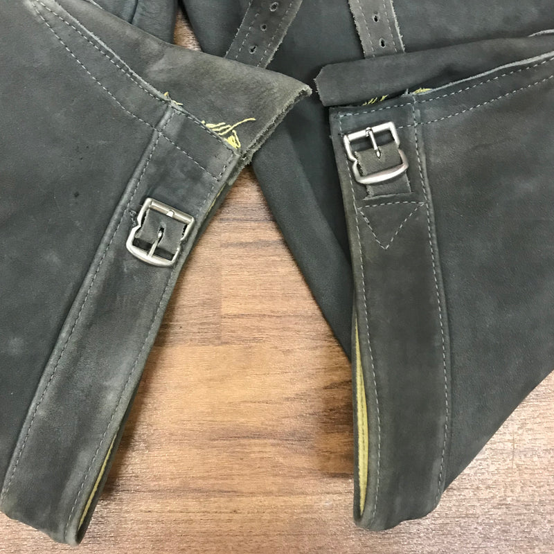 „Detail Kniebundlederhose graues Leder Vintage Patina Schnallenverschluss“