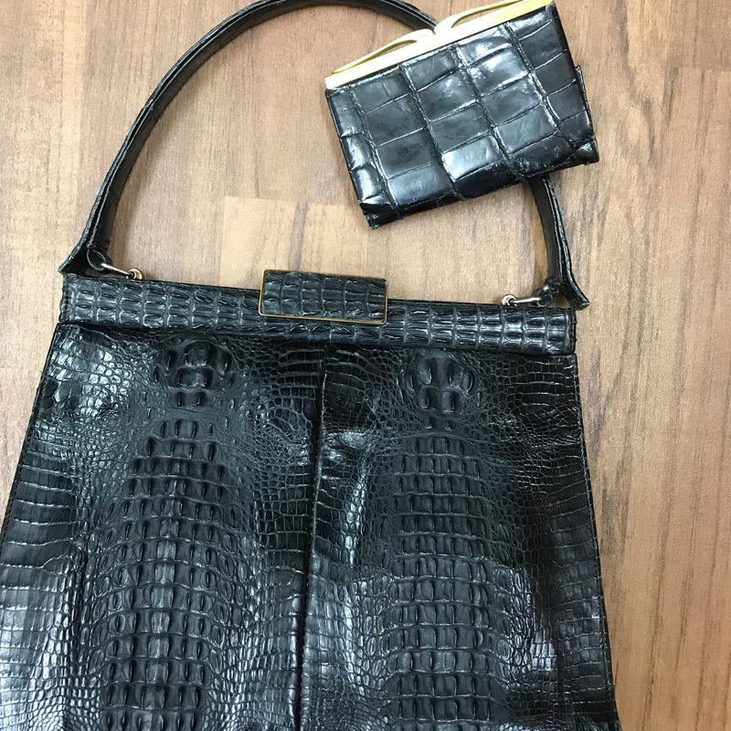 Schwarze Vintage Krokodilleder-Handtasche mit goldfarbenem Verschluss, 50er/60er Jahre.