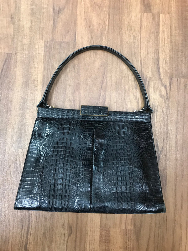 Rückseite der schwarzen Krokodilleder-Tasche im klassischen Design.