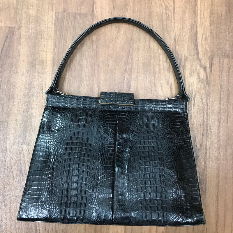 Rückseite der schwarzen Krokodilleder-Tasche im klassischen Design.