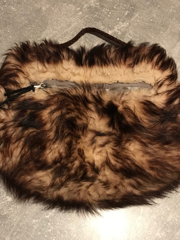 Rückseite des braunen Vintage Kunstfell-Muffs mit geflochtener Trageschlaufe und Reißverschlussfach