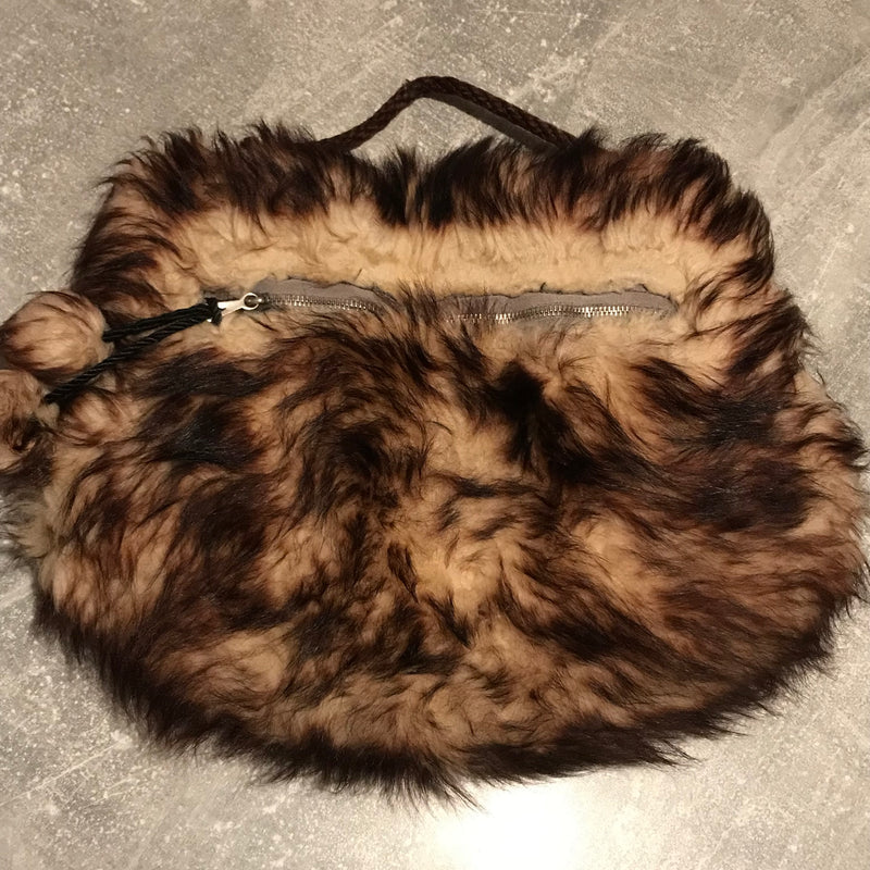 Rückseite des braunen Vintage Kunstfell-Muffs mit geflochtener Trageschlaufe und Reißverschlussfach