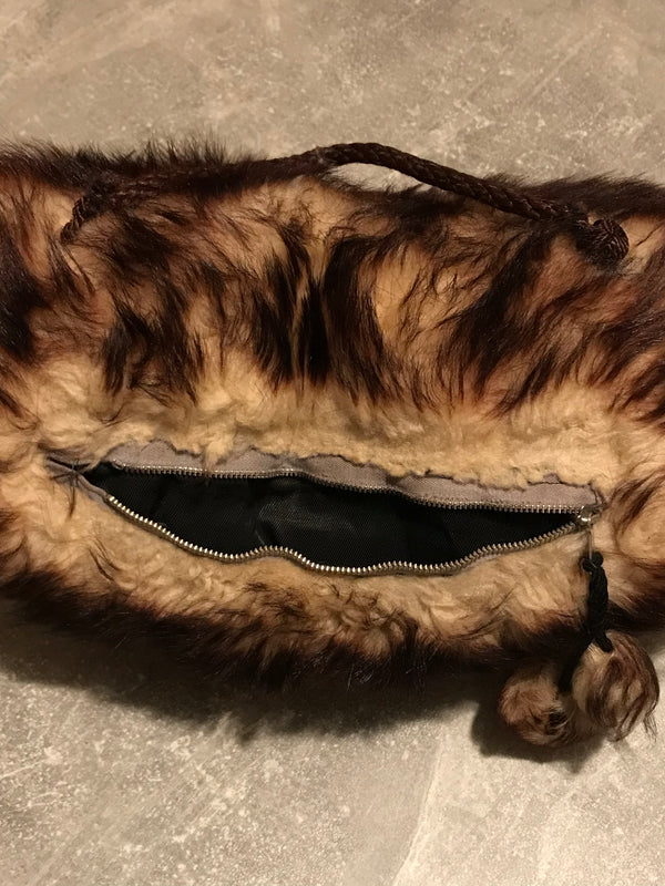 Geöffneter Vintage Kunstfell-Muff – Blick ins Reißverschlussfach und gefüttertes Handwärmer-Innenleben