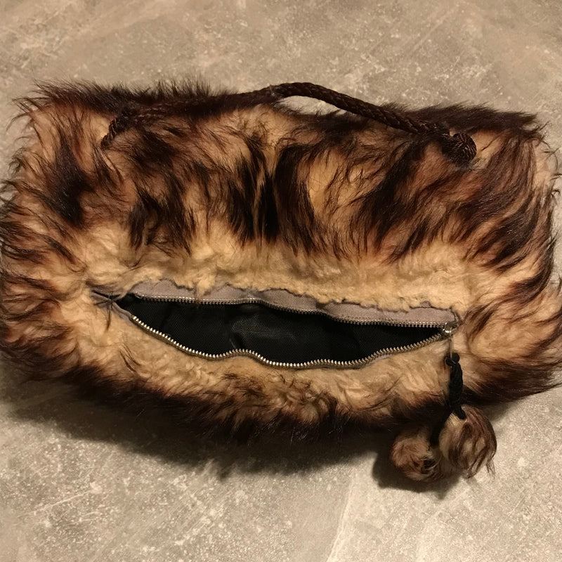 Geöffneter Vintage Kunstfell-Muff – Blick ins Reißverschlussfach und gefüttertes Handwärmer-Innenleben