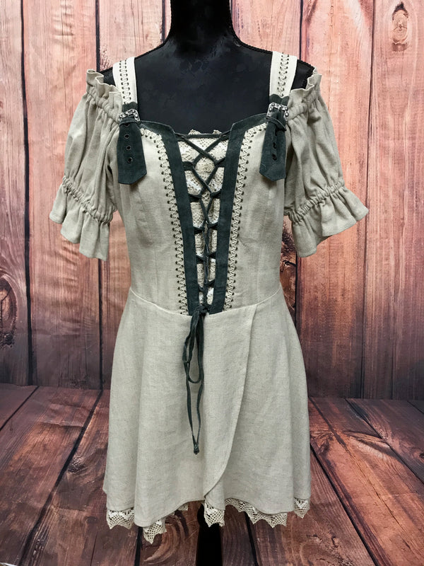 Vorderansicht kurzes Landhauskleid beige mit Schnürung und Spitzenbesatz