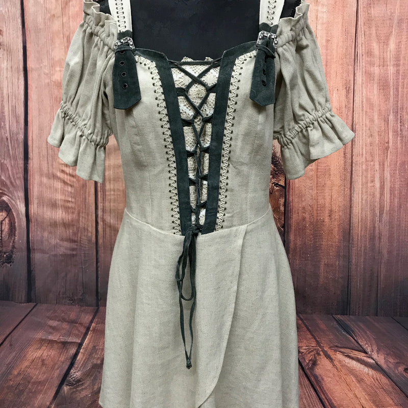 Vorderansicht kurzes Landhauskleid beige mit Schnürung und Spitzenbesatz