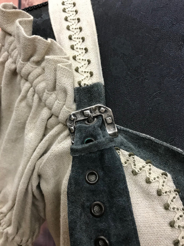 Detailansicht Träger mit Schnalle am Landhauskleid