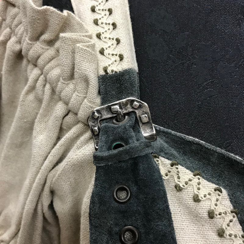 Detailansicht Träger mit Schnalle am Landhauskleid