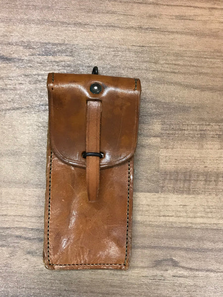 Vorderansicht des Vintage Lederetuis in Braun mit Patina und Verschlussriemen.