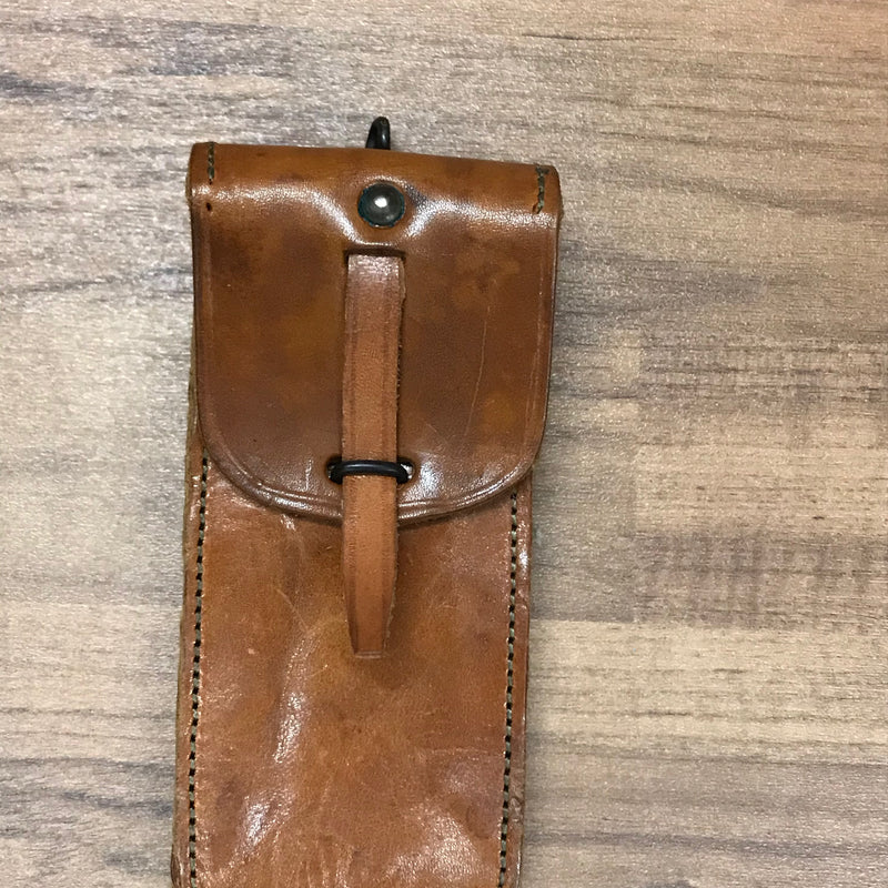 Vorderansicht des Vintage Lederetuis in Braun mit Patina und Verschlussriemen.