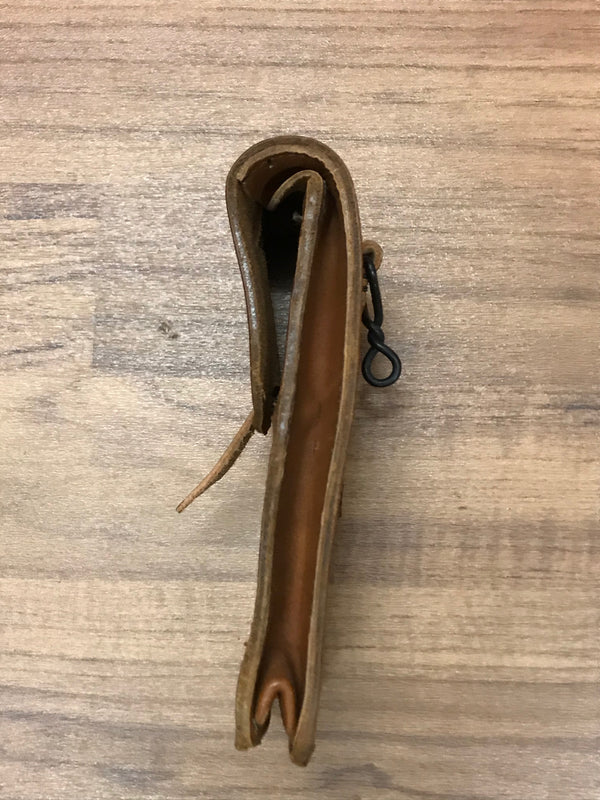 Seitenansicht des braunen Vintage Lederetuis, schlanke Form mit Patina