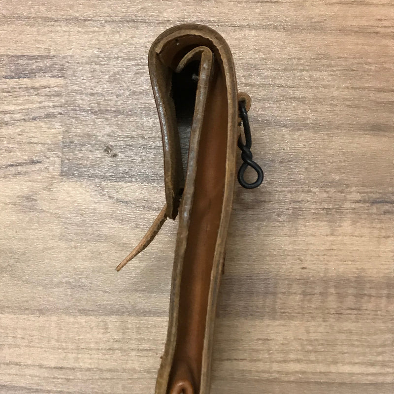 Seitenansicht des braunen Vintage Lederetuis, schlanke Form mit Patina