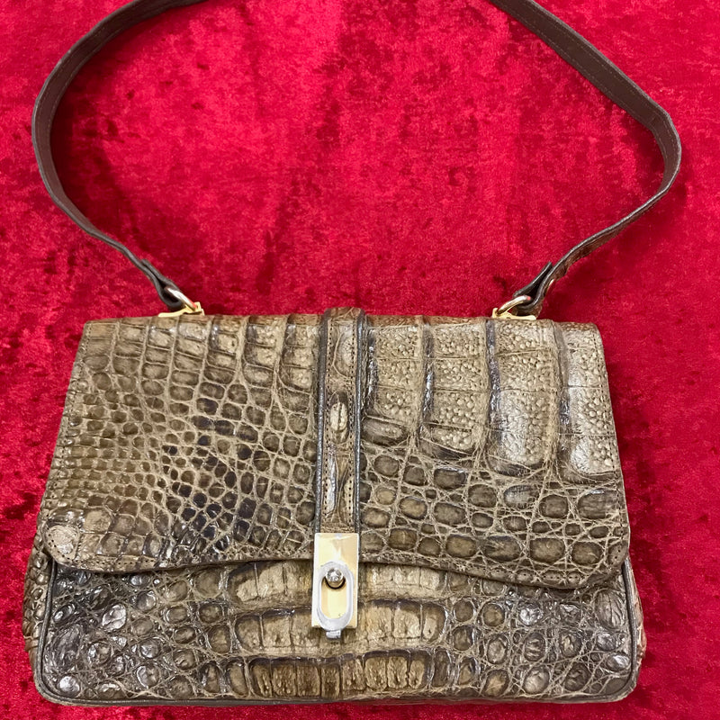 Vintage Handtasche in Krokoprägung aus Echtleder, Vorderansicht mit Riemen.