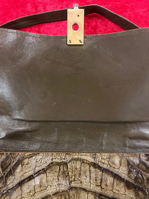 Innenansicht der Vintage Handtasche mit Lederfutter und Metallverschluss.