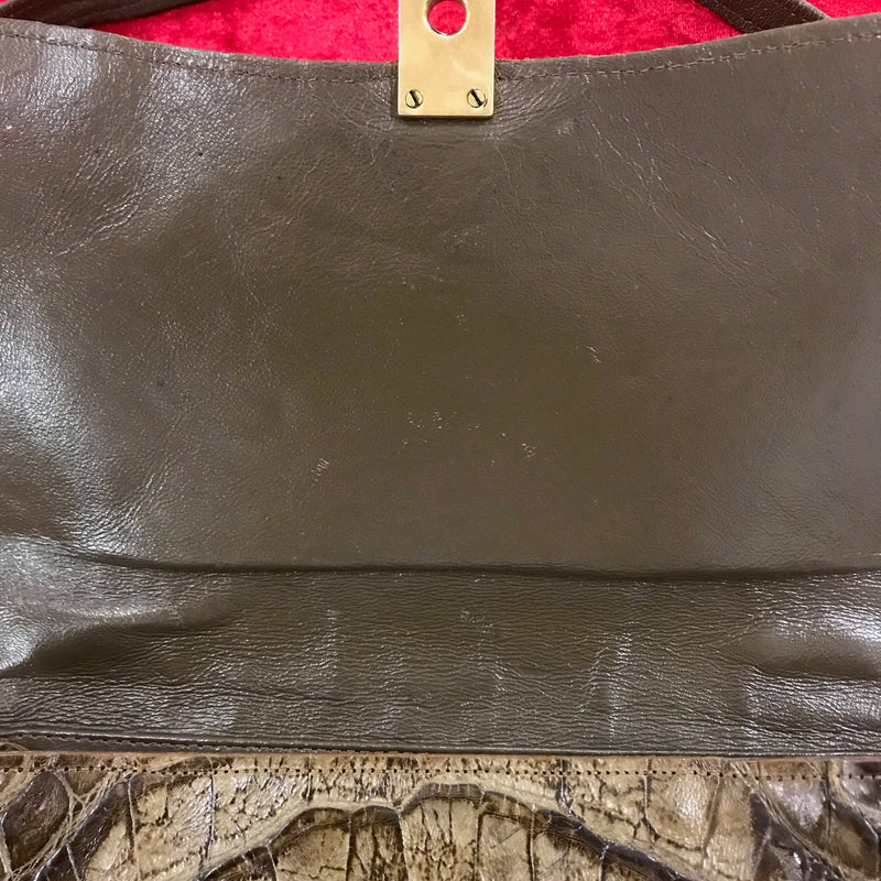 Innenansicht der Vintage Handtasche mit Lederfutter und Metallverschluss.