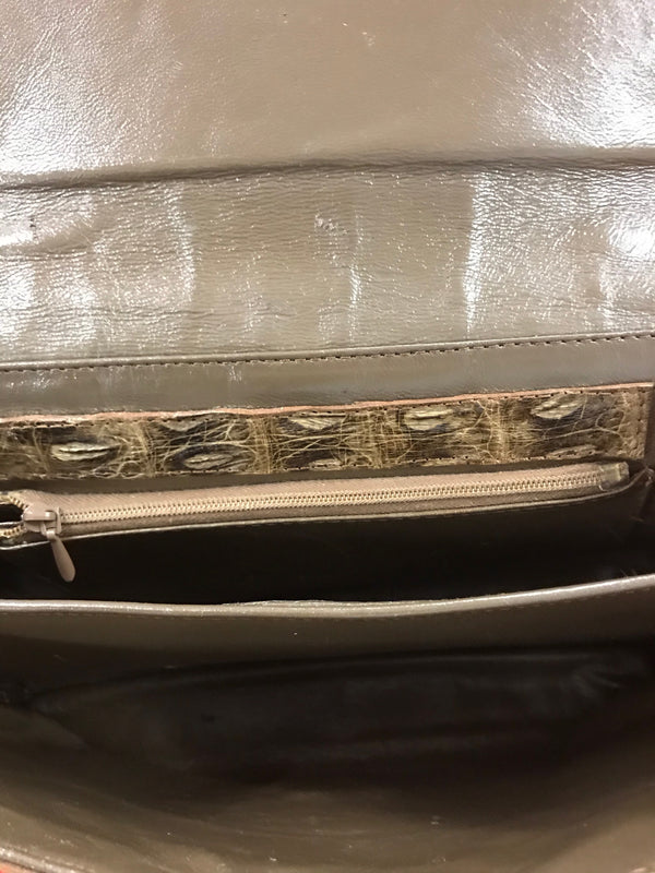 Innenansicht der Vintage Handtasche mit Lederfutter und Reißverschluss.