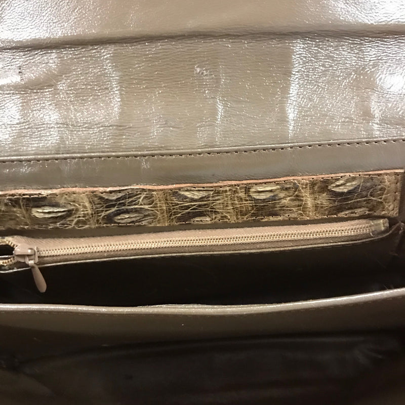 Innenansicht der Vintage Handtasche mit Lederfutter und Reißverschluss.