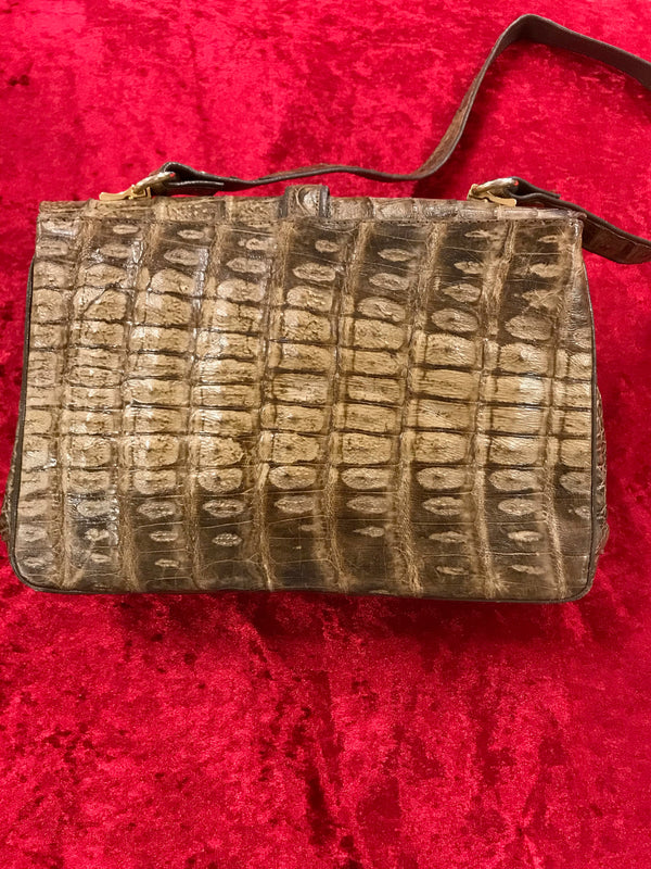 Rückseite der Vintage Echtledertasche mit Krokoprägung.