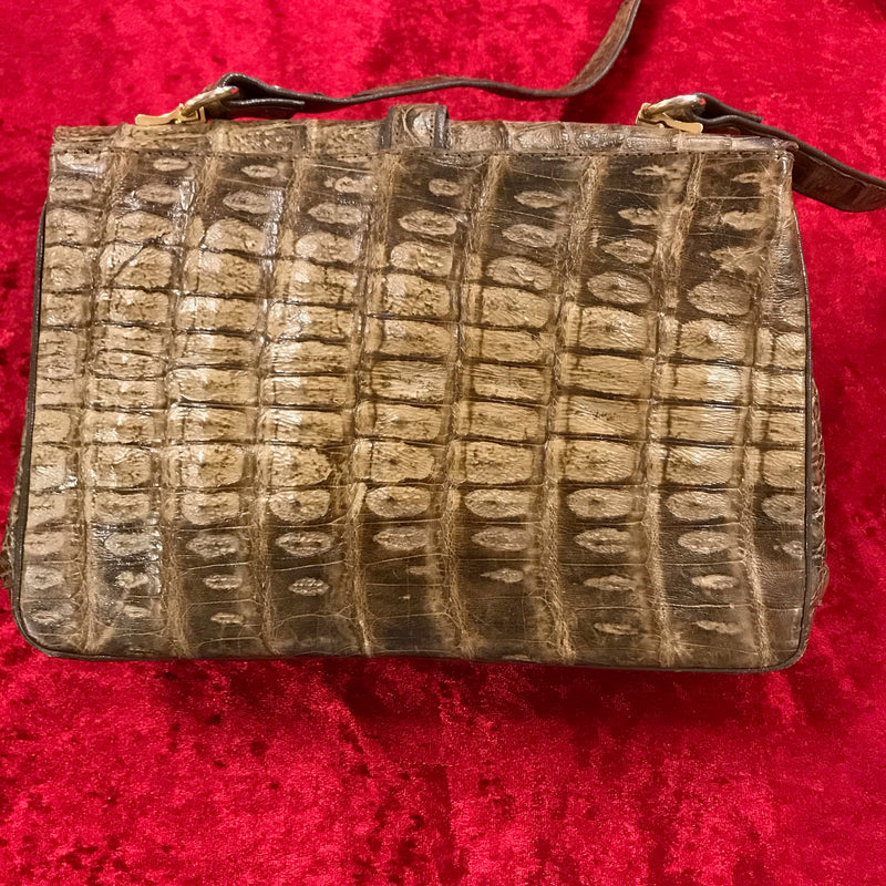 Rückseite der Vintage Echtledertasche mit Krokoprägung.