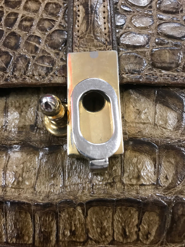 Detailaufnahme des Metall-Drehverschlusses der Vintage Handtasche.