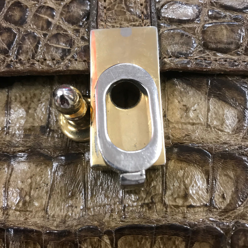 Detailaufnahme des Metall-Drehverschlusses der Vintage Handtasche.