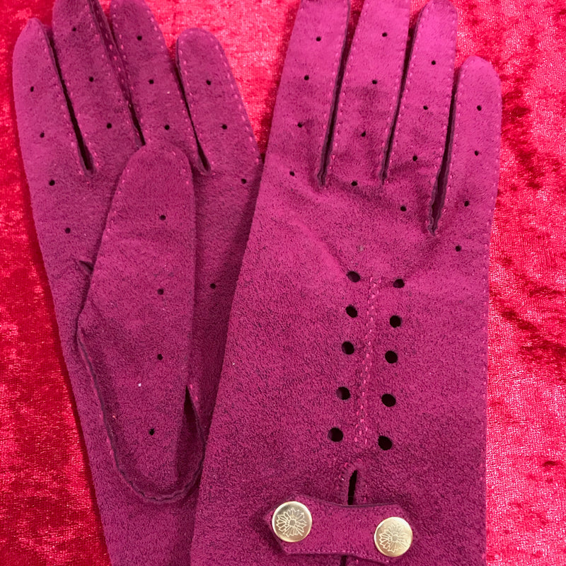 „Brombeerfarbene Leonard Vintage-Handschuhe aus Wildleder mit Edelweiß-Knöpfen“