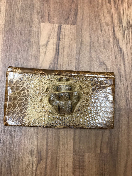 Vintage Krokodilleder-Clutch mit markantem Mittelstück auf der Vorderseite.
