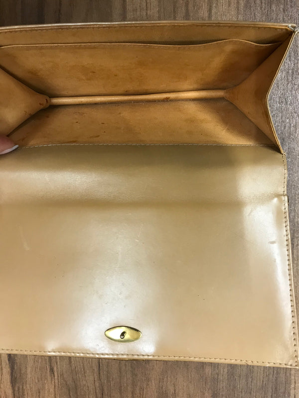 Geöffnete Clutch mit Steckfach und goldfarbenem Druckverschluss.