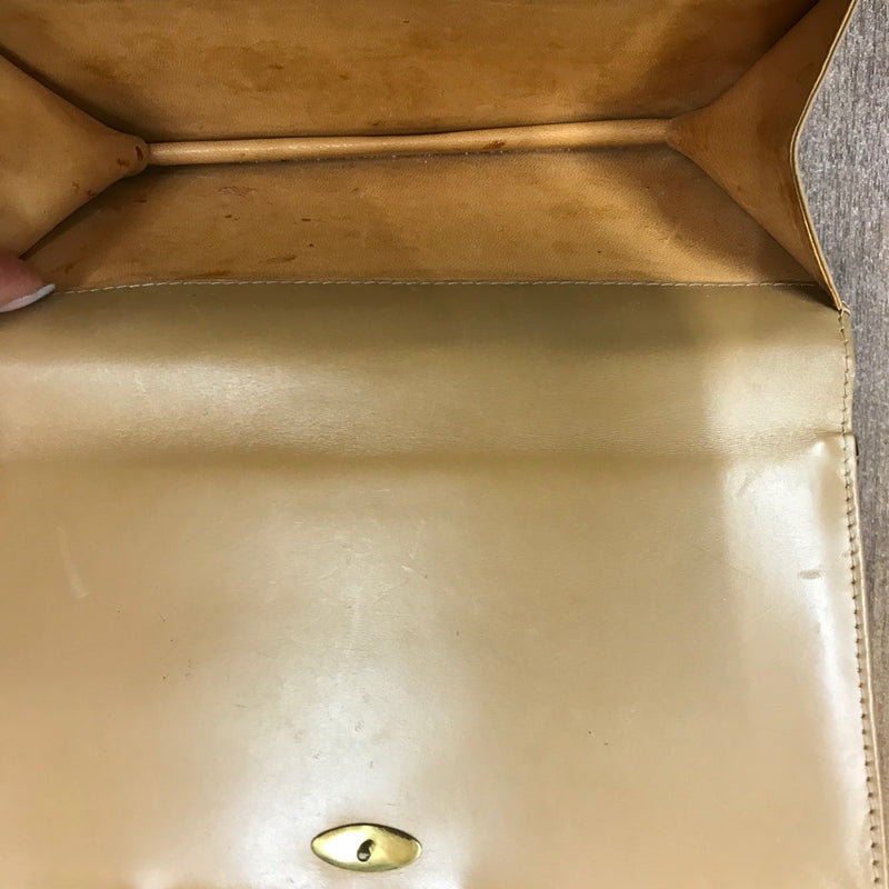 Geöffnete Clutch mit Steckfach und goldfarbenem Druckverschluss.
