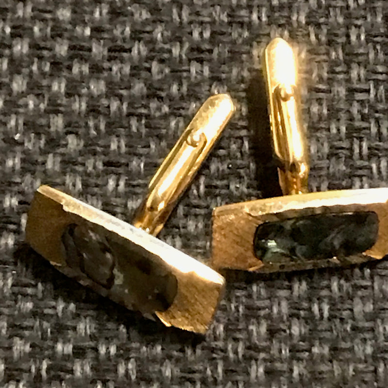 „Vintage Manschettenknöpfe in Gold mit dunklem Steineinsatz“