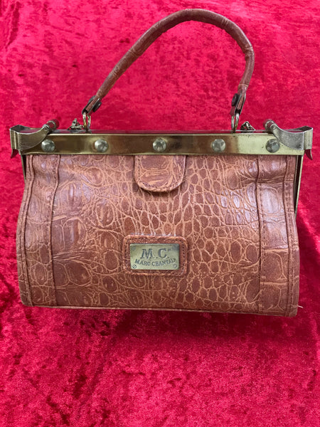 Vorderansicht der Marc Chantal Vintage-Handtasche mit Krokoprägung und Metallrahmen