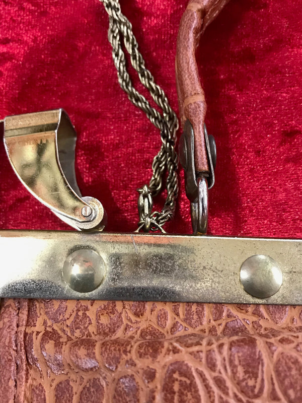 Detailaufnahme des Metallrahmens und Kettenanhängers