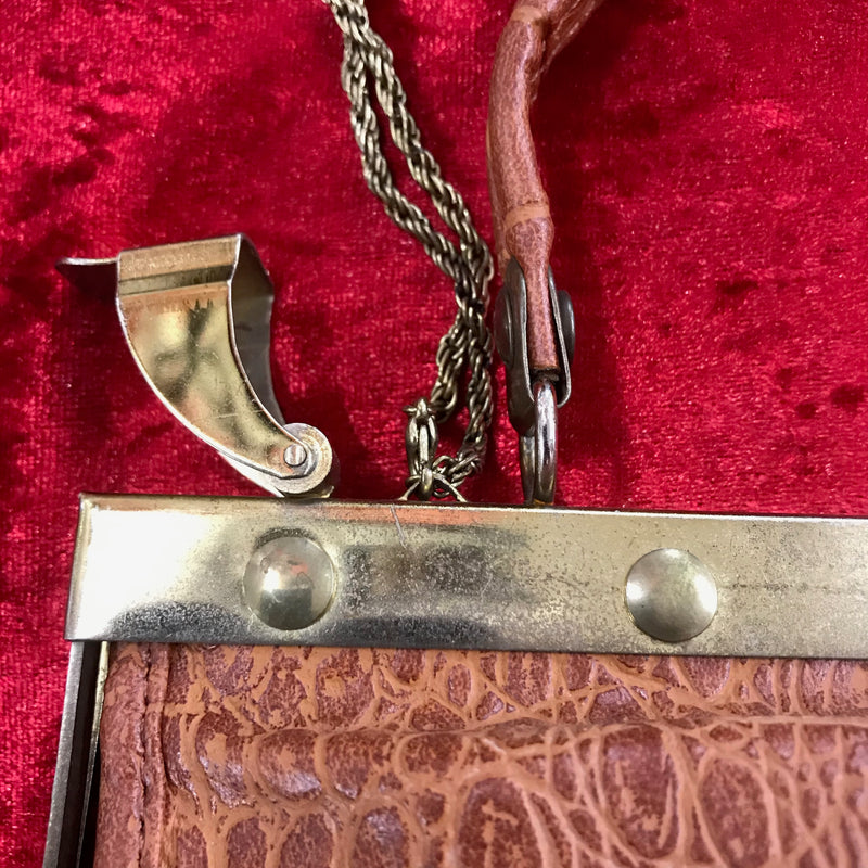 Detailaufnahme des Metallrahmens und Kettenanhängers
