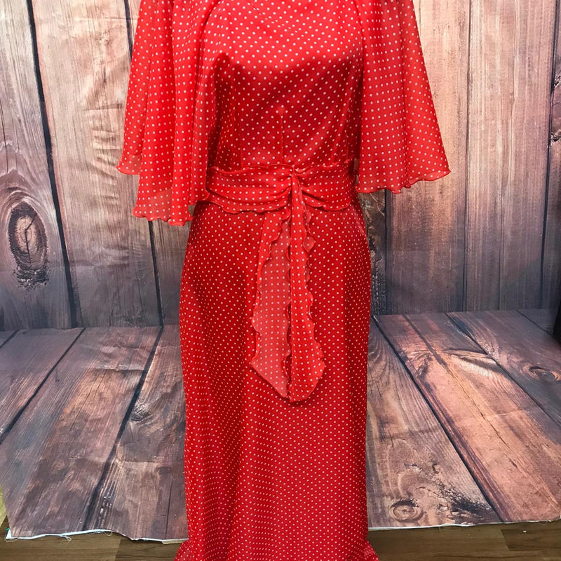 Vorderansicht des roten Polkadot-Maxikleids mit Cape-Überwurf auf Büste, Größe 36.