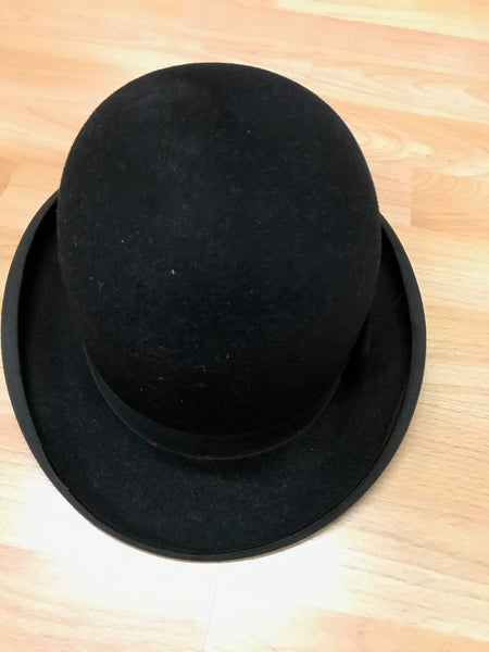 Schwarzer Vintage-Bowler (Melone) aus Haarfilz von Cumberland, Größe 56, Draufsicht auf Kuppel und Krempe.