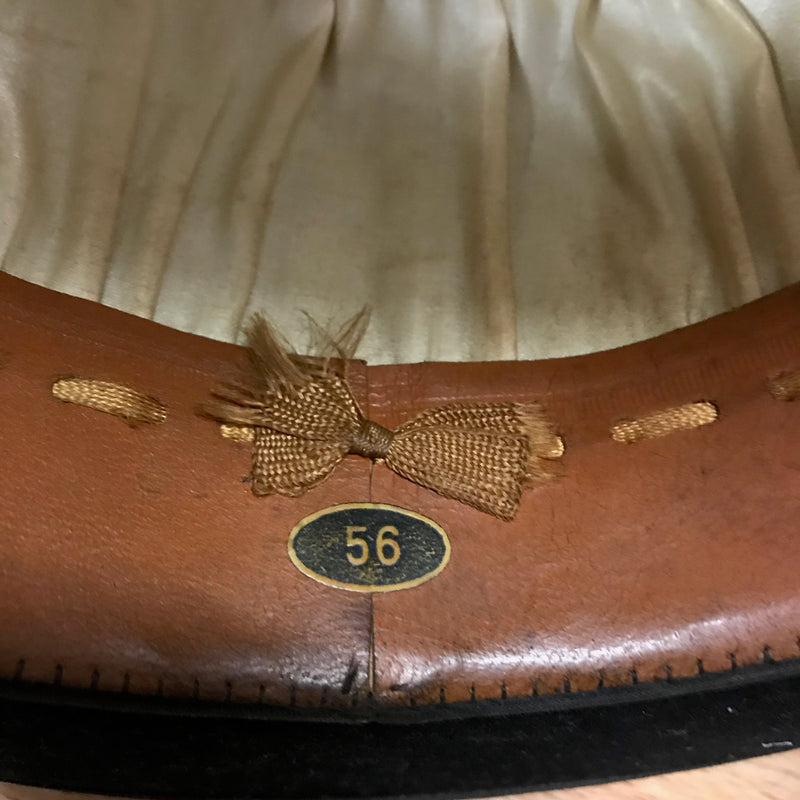 Innenansicht mit Leder-Schweißband und Größenetikett „56“, Detailaufnahme.