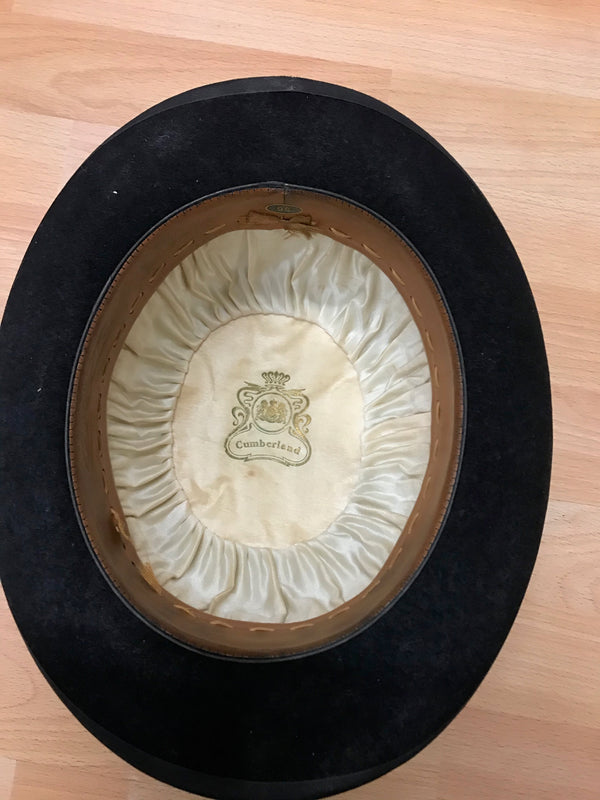 Vollständige Innenansicht mit satinierter Fütterung und Cumberland-Logo, Größe 56.