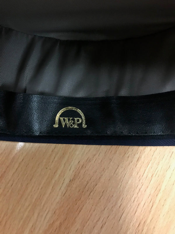 Innenansicht mit schwarzem Leder-Schweißband und Futter, W&P-Goldlogo.