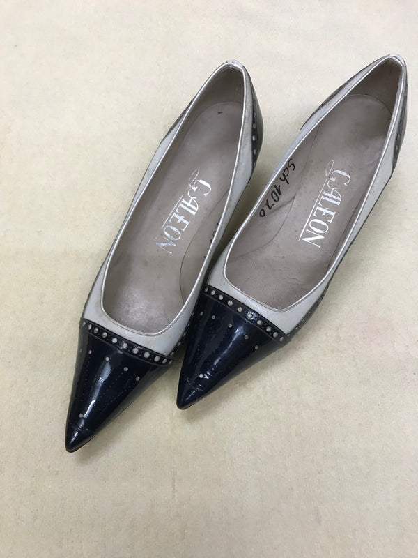 „Zweifarbige 50er-Jahre Pumps von Galeon – Profilansicht mit Nieten-Details“