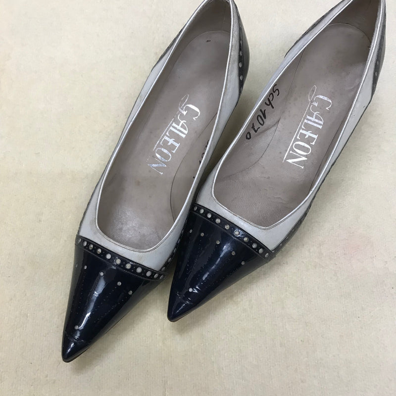 „Zweifarbige 50er-Jahre Pumps von Galeon – Profilansicht mit Nieten-Details“